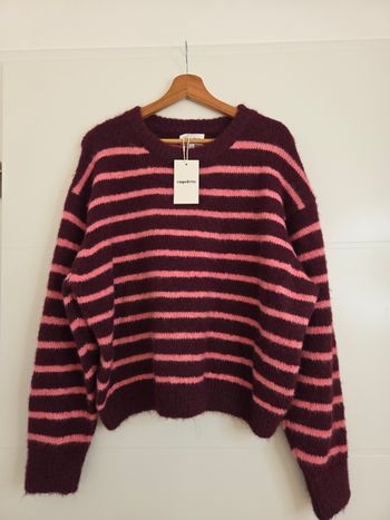 Pull rayé bordeaux et rose In April 1986