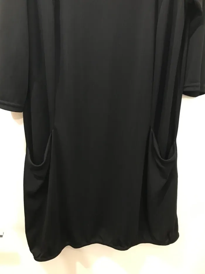 Robe noire col rond demie manches jusqu’au genoux T.U - photo numéro 2