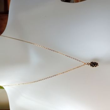 collier doré pendentif pomme de pin