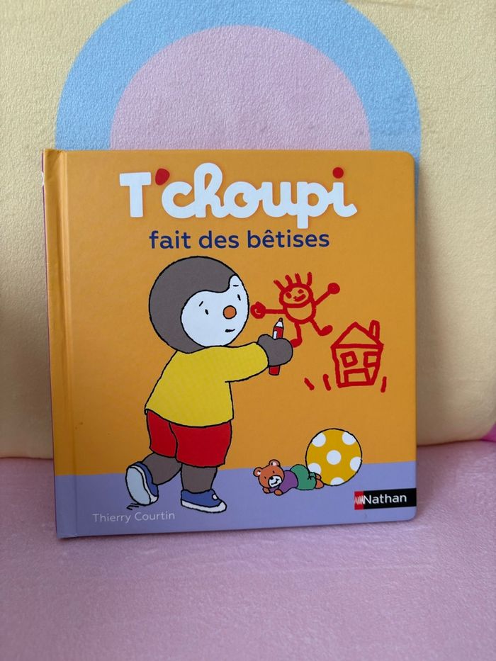 T’choupi fait des bêtises.