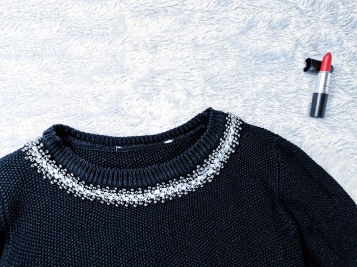Pull noir à col en strass - T.S ou T.36 🖤 - photo numéro 2