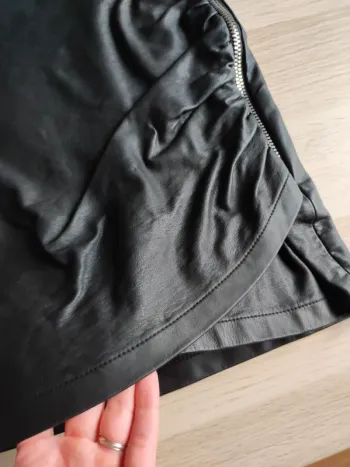Mini jupe en simili cuir noir Zara XS