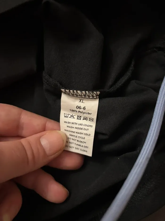 Tee shirt noir avec cœur taille XL - photo numéro 2