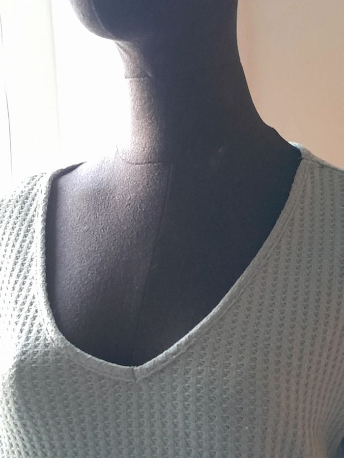 T-shirt côtelé bleu col v - photo numéro 3