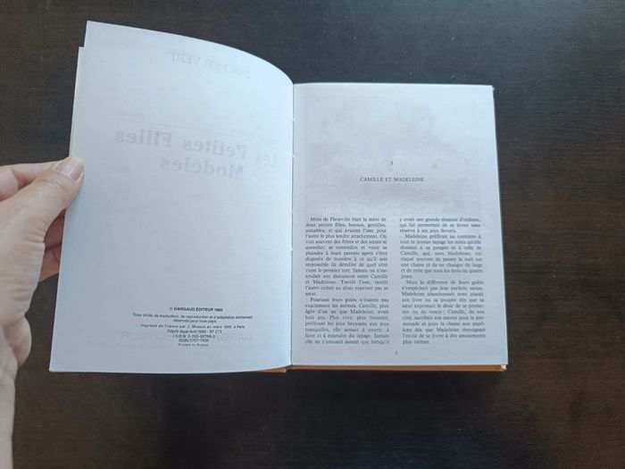 Livre LES PETITES FILLES MODELES - photo numéro 3