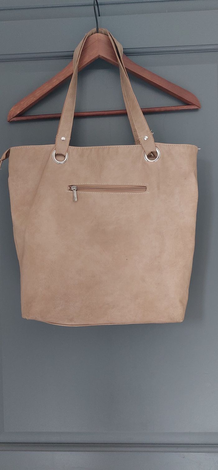 Sac à main marron clair avec une poche centrale - photo numéro 3