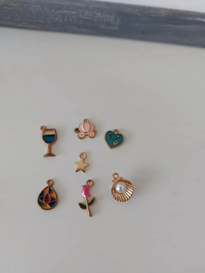 Lot de 7 charms multicolores
