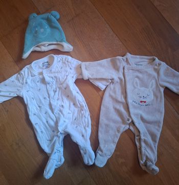 lot de deux pyjamas et un bonnet, en excellent état