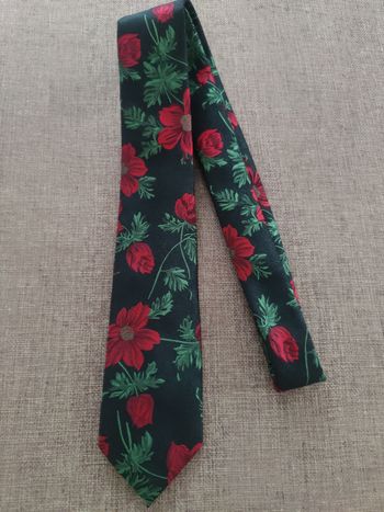 Cravate verte foncée avec fleurs rouges 