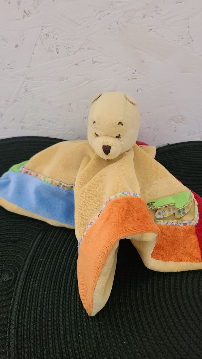 Disney doudou Winnie l'ourson plat carré rouge jaune orange bleu vert fleur abeille