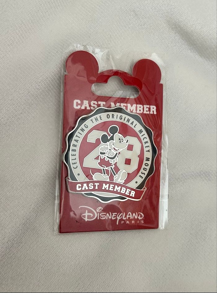 Pin’s Officiel Disneyland Paris Cast Member