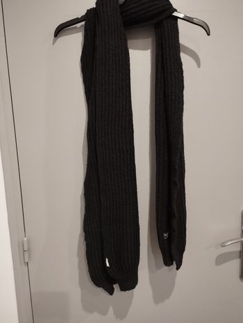 Écharpe en très bon état noir 