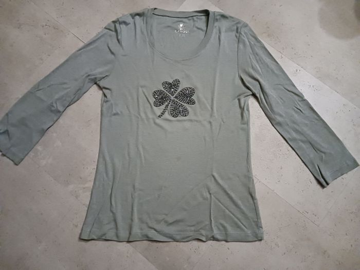 t shirt kaki clair avec trefle 4 feuilles en strass manches longues Taille 38 Caroll Neuf - photo numéro 2