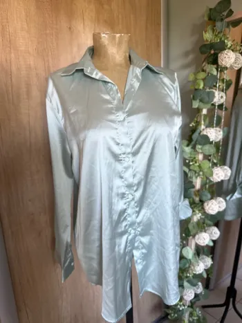 Très jolie chemise manches longues satinée femme