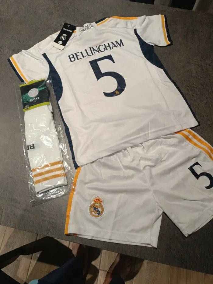 Tenue foot Real Madrid Jude Bellingham blanc. T.22