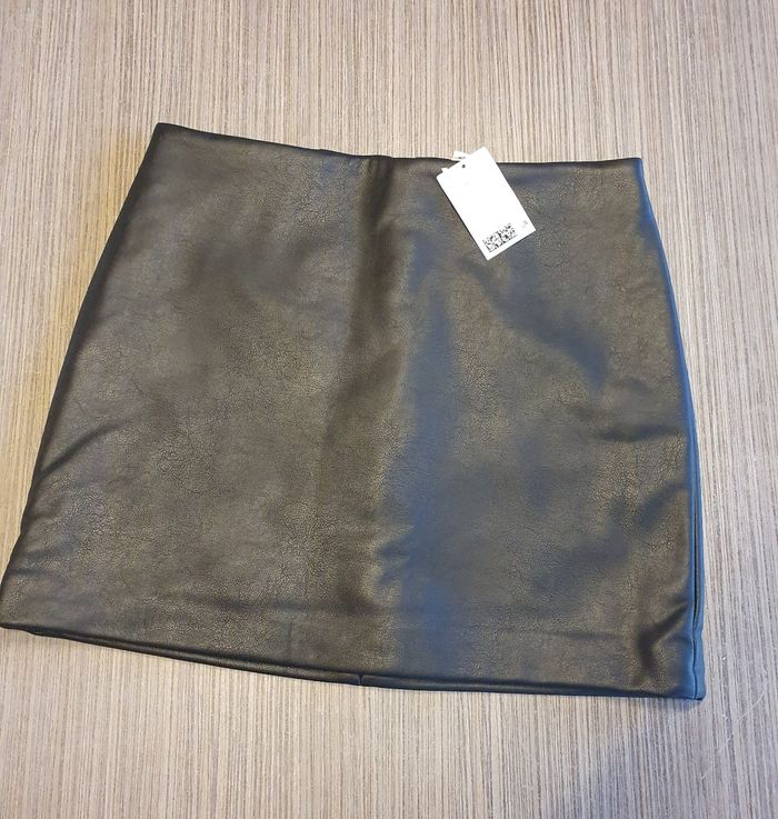 Magnifique Mini-Jupe en simili H&M 🖤