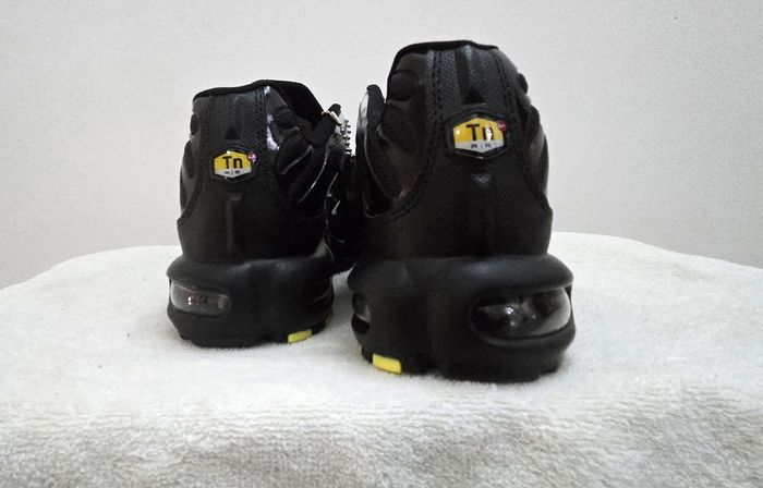 Nike Air Max Plus Tn , dans un coloris dégradé noir → gris/bleu avec swoosh jaune.T 40 et 41 - photo numéro 3