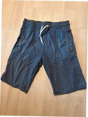 Short bleu h&m 9/10 ans avec lacet devant très bon état