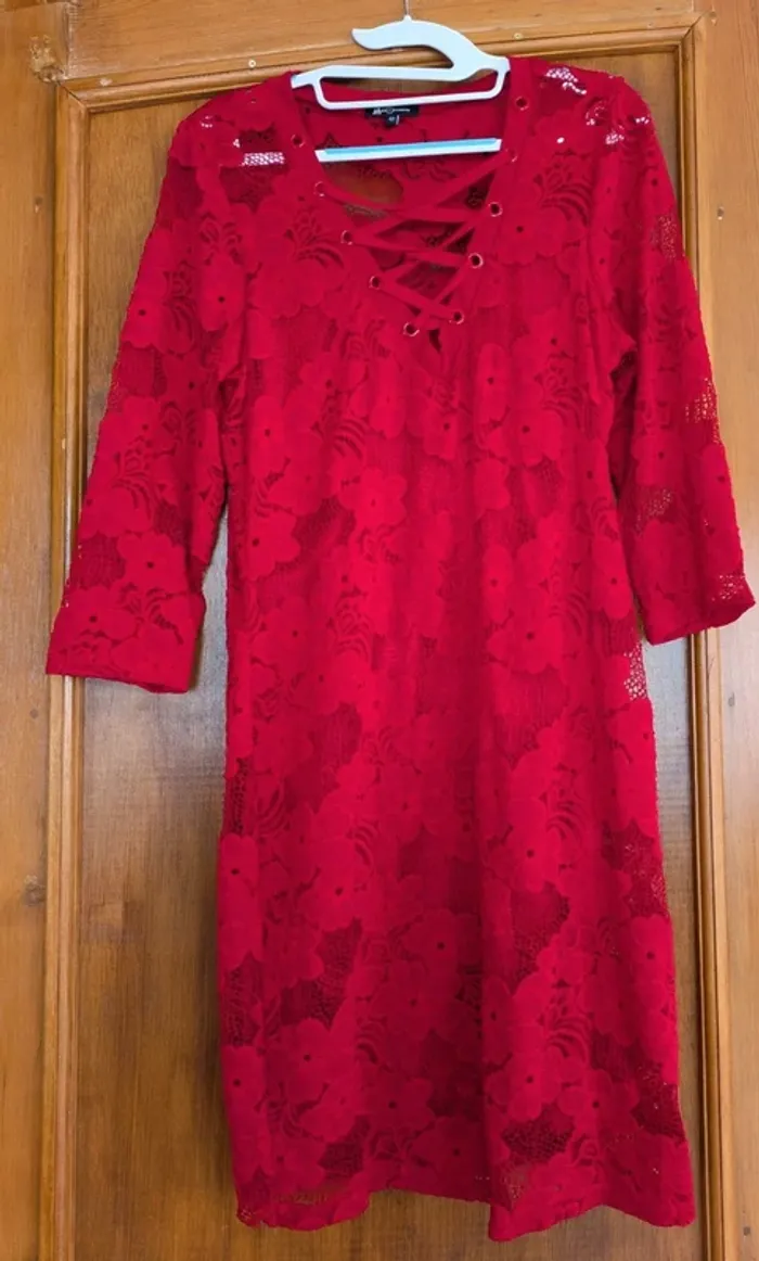 Robe à dentelle rouge