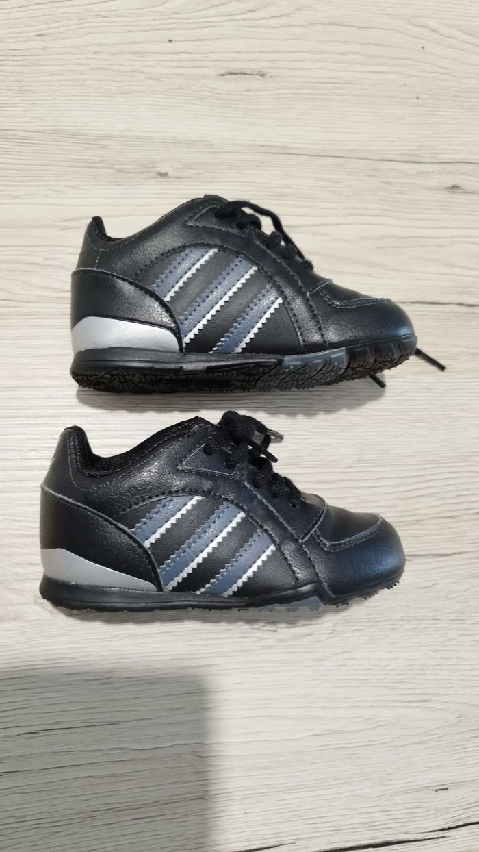 Basket Adidas, pointure 22 - photo numéro 2