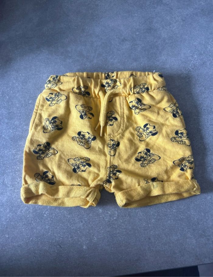 Short jaune