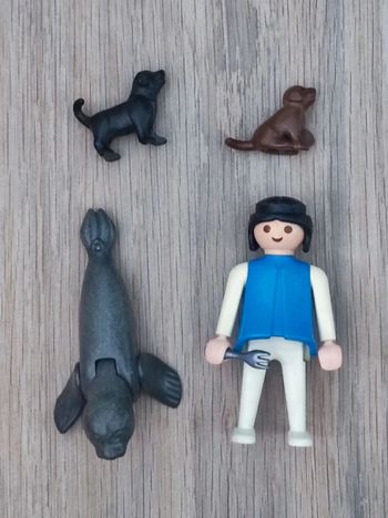 Lot 4 figurine chien otarie personnage femme brune vintage / Playmobil