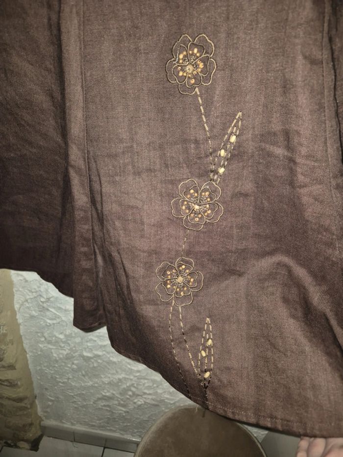 Jolie jupe mi longue 55% lin taille 44 avec fleurs brodées - photo numéro 3