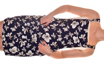 robe salopette courte bleu marine motif floral clair taille XS