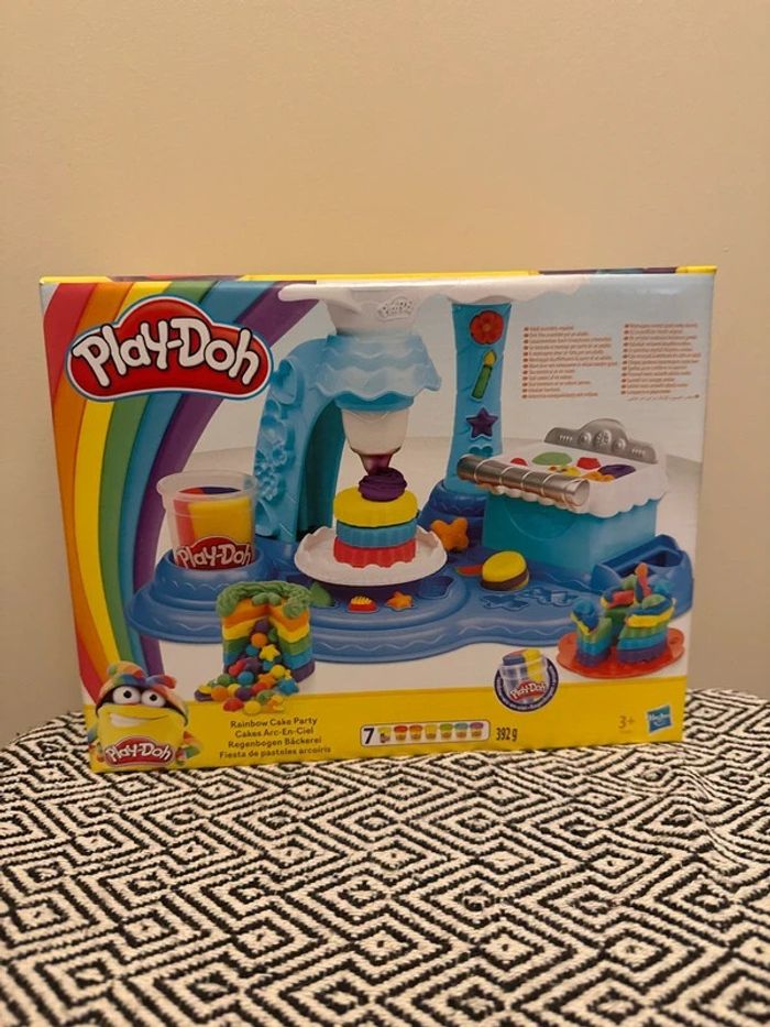 Play Doh - Coffret créatif "Rainbow Cake Party " Cake arc-en-ciel