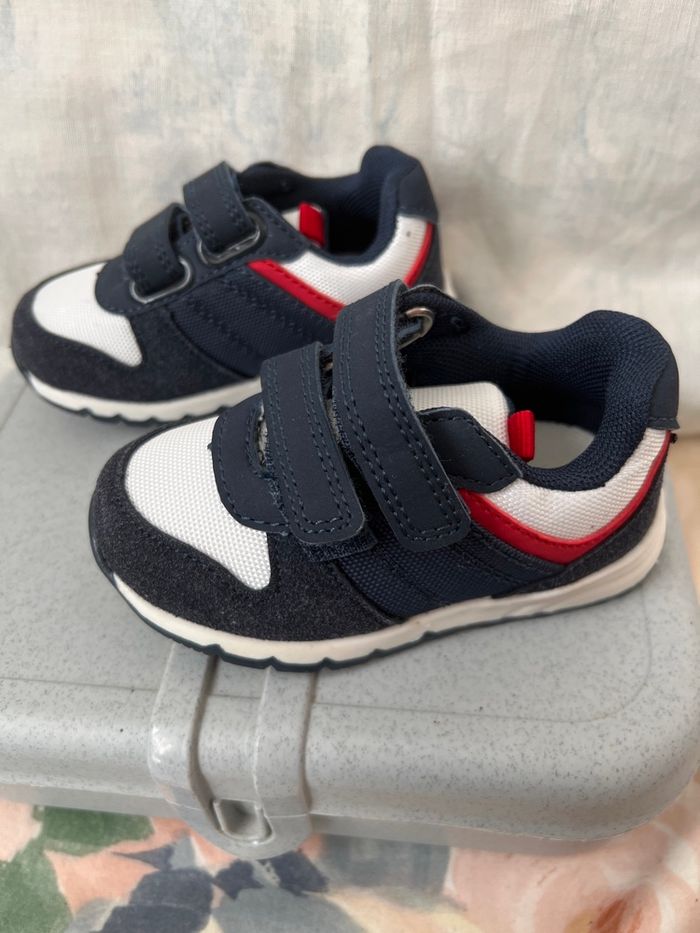 Paire de baskets taille 20 - photo numéro 3