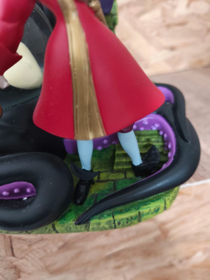 Disney Villain Castle Snowglobe - photo numéro 5
