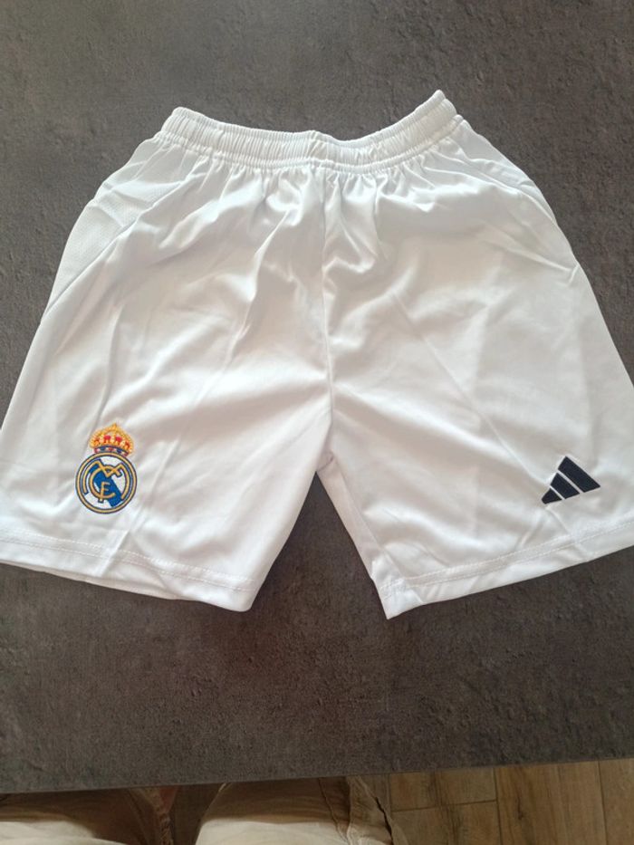 Tenue foot Real Madrid blanc. T.20 - photo numéro 3