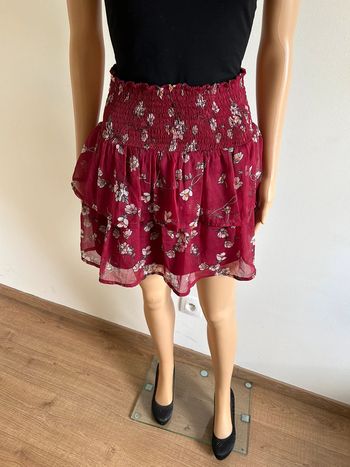 Jupe bordeaux et fleurie à volants Vero Moda taille XS jamais portée