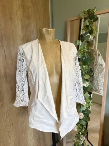 Très jolie blazer bi matière crochet et tissu