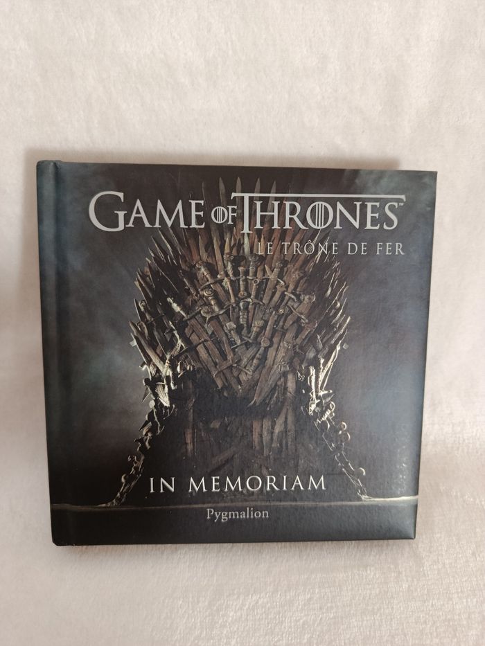 A saisir, livre game of thrones " in memoriam " , jamais lu !
