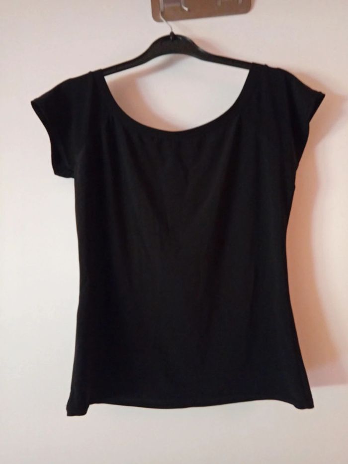 Joli Tee-shirt noir. - photo numéro 7