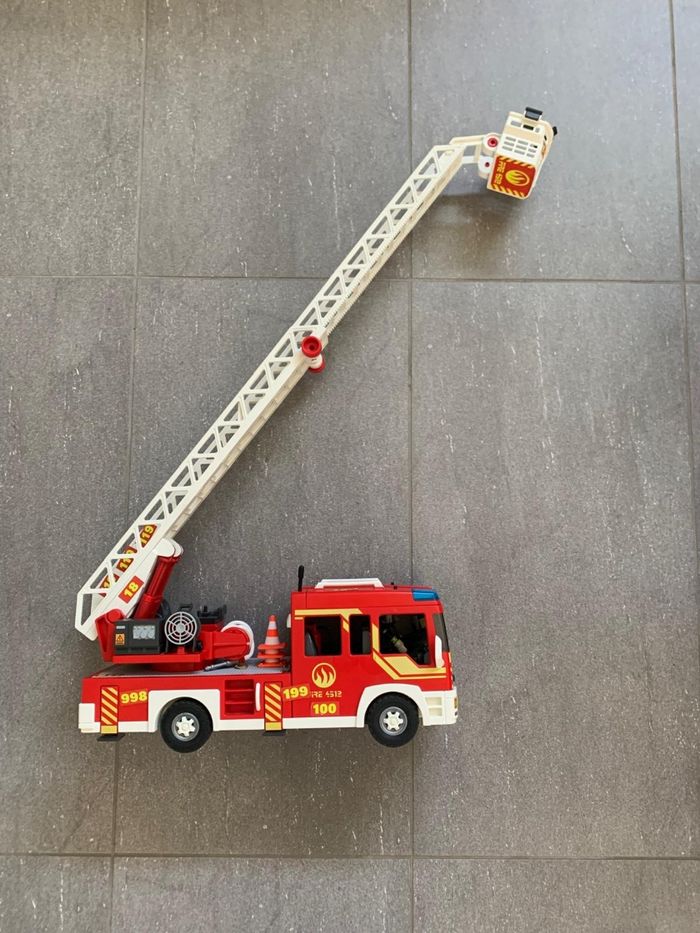 Playmobil camion de pompier avec son pompier - photo numéro 4