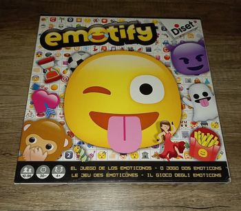 Émotify Le jeu des emoticones comme  neuf 
Diset À partir de 10 ans 
Il a juste était ouvert et utilisé 1 fois