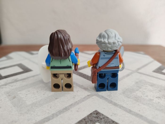 2 figurines Tisserand de tapisserie et Forgeuse de boucliers du set Lego 10332 Place du Village Médiéval - photo numéro 3