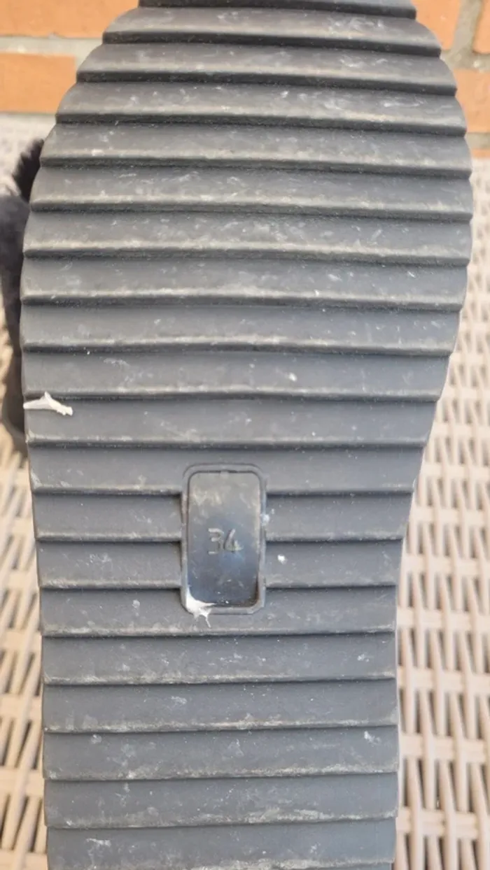Bottines en fourrure taille 34 - photo numéro 4