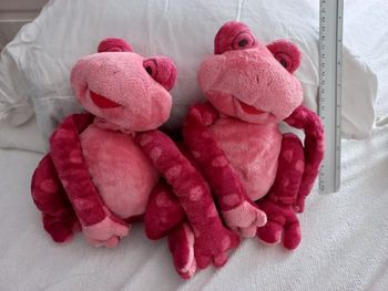 Lot de 2 peluches grenouilles rouge