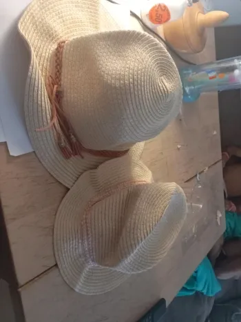 Deux chapeau  tressé
