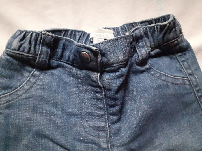 Jean bleu motif rose en bas du pantalon - photo numéro 3