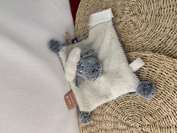 Doudou plat Mouton gris blanc « Mes premiers animaux » TAO TAPE A L’OEIL