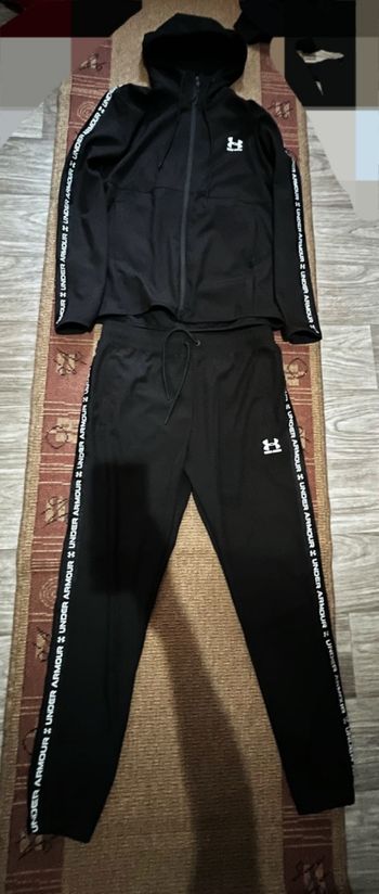 Under armour ensemble plus des photos mais il est nouveau