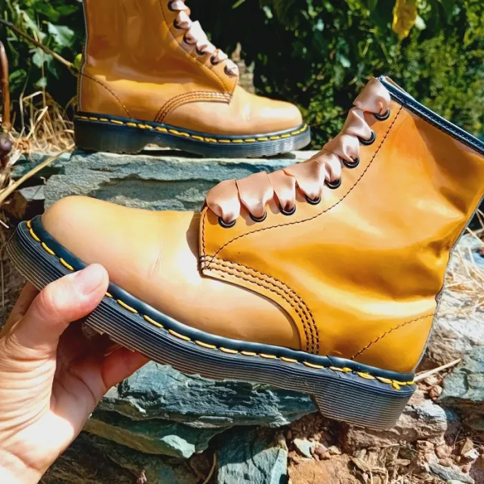 Dr. Martens vintage Made in England vernis beige uk5 38 - photo numéro 2