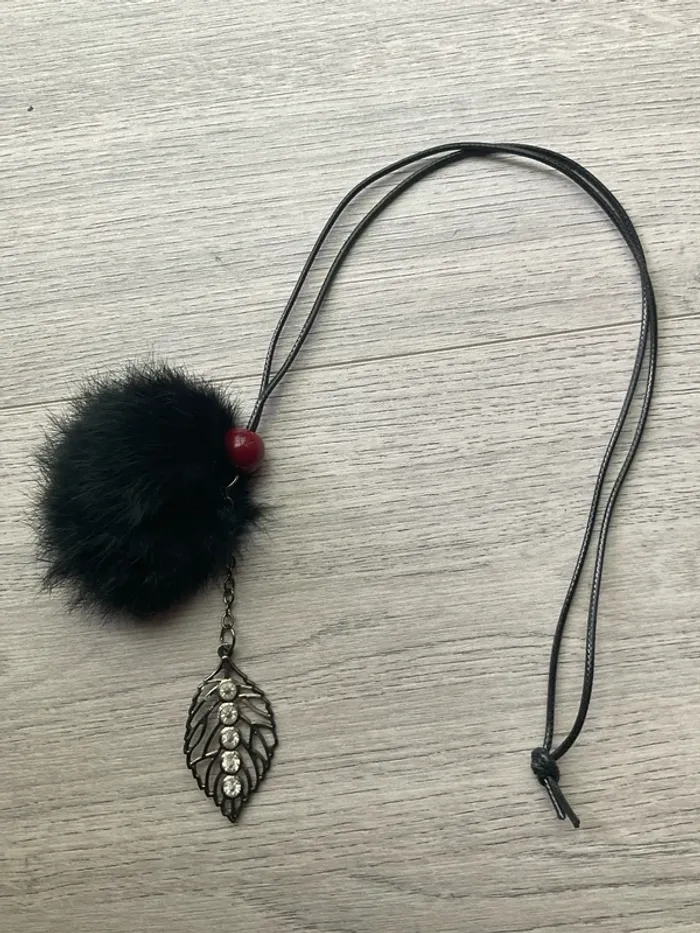 Collier pompon noir et plume - photo numéro 2