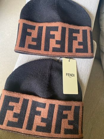 Deux bonnets fendi 