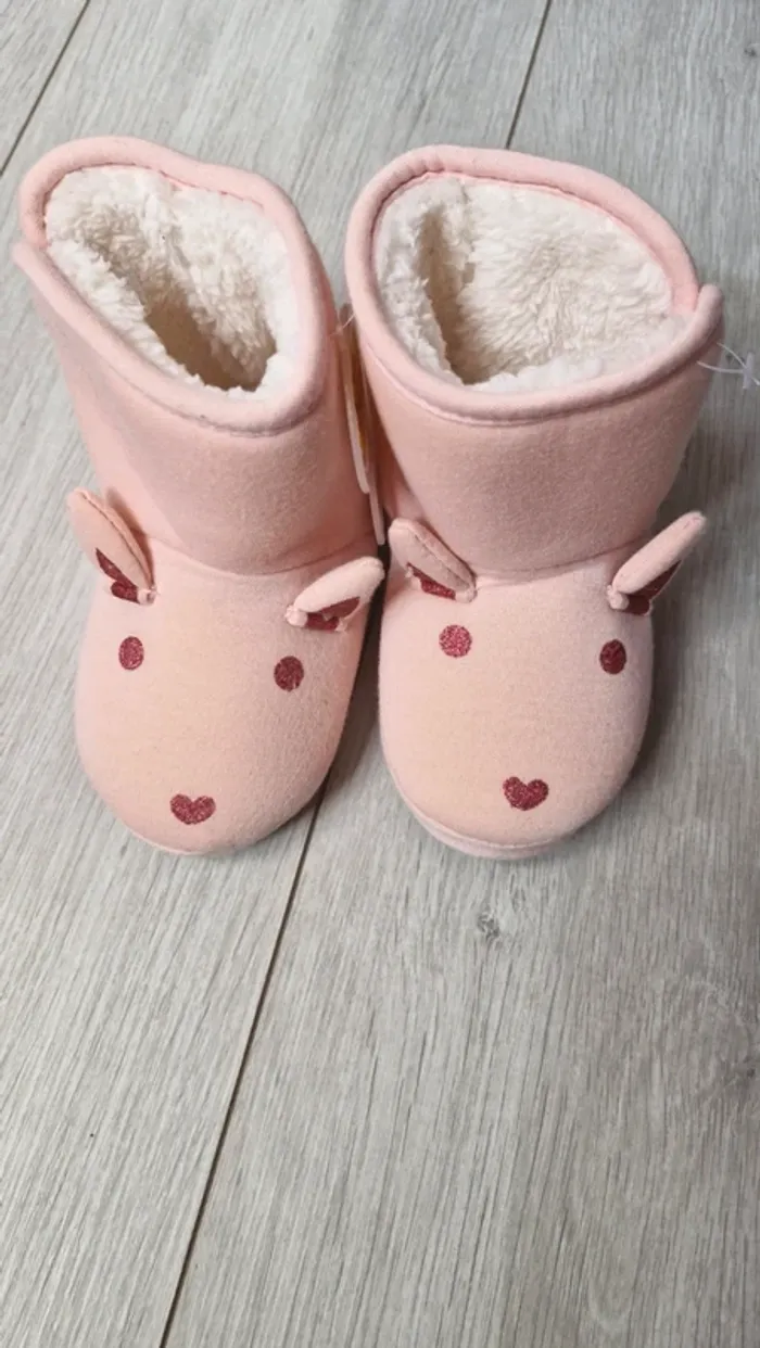 Pantoufles bottes fourrées pointure 25 neuves - photo numéro 2