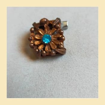 Broche vintage artisanale fleur cuivre et strass bleu – Épingle au dos